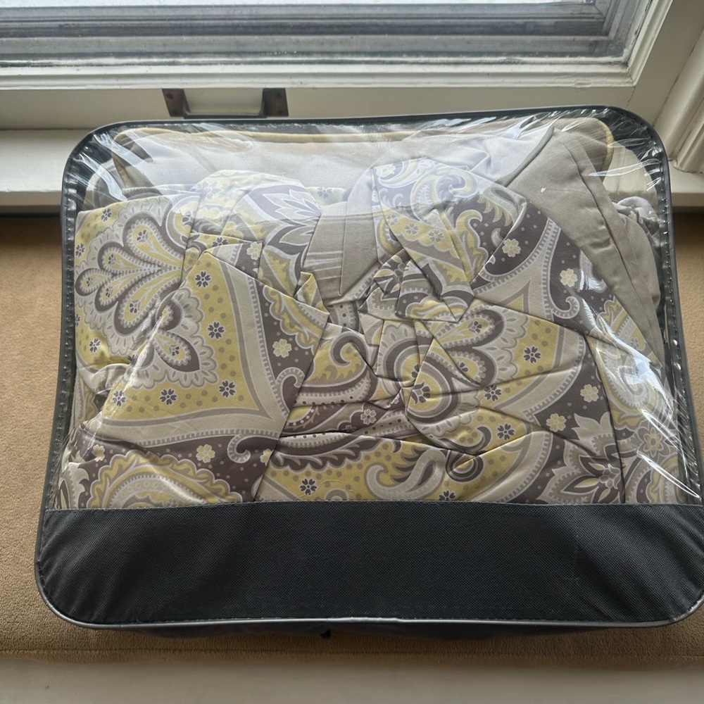 Elegant Madison Park Paisley Bedding Set in Yellow and Gray - Picture 4 of 5